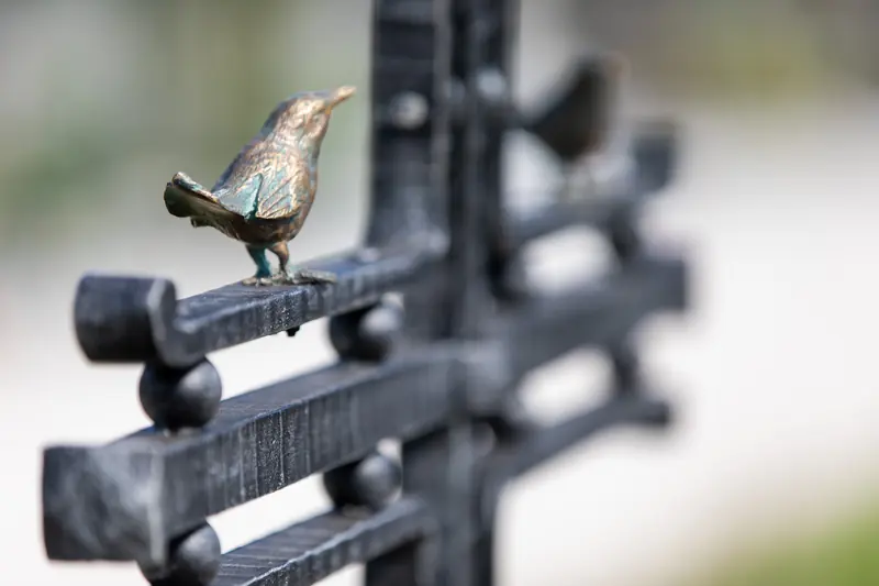 Zweiter Vogel auf dem Kreuzarm