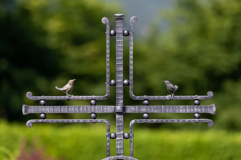 Kreuz mit beiden Vögeln in der Morgensonne