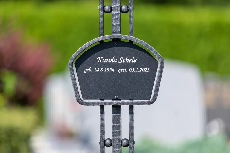 Gewölbte Tafel mit gravierten Lebensdaten