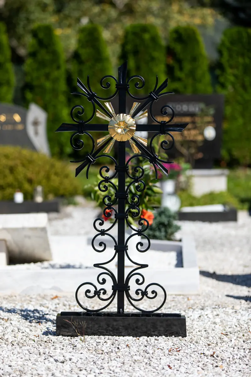 Handgeschmiedetes Grabkreuz – Arbeit aus unserer Werkstatt, Bild 18