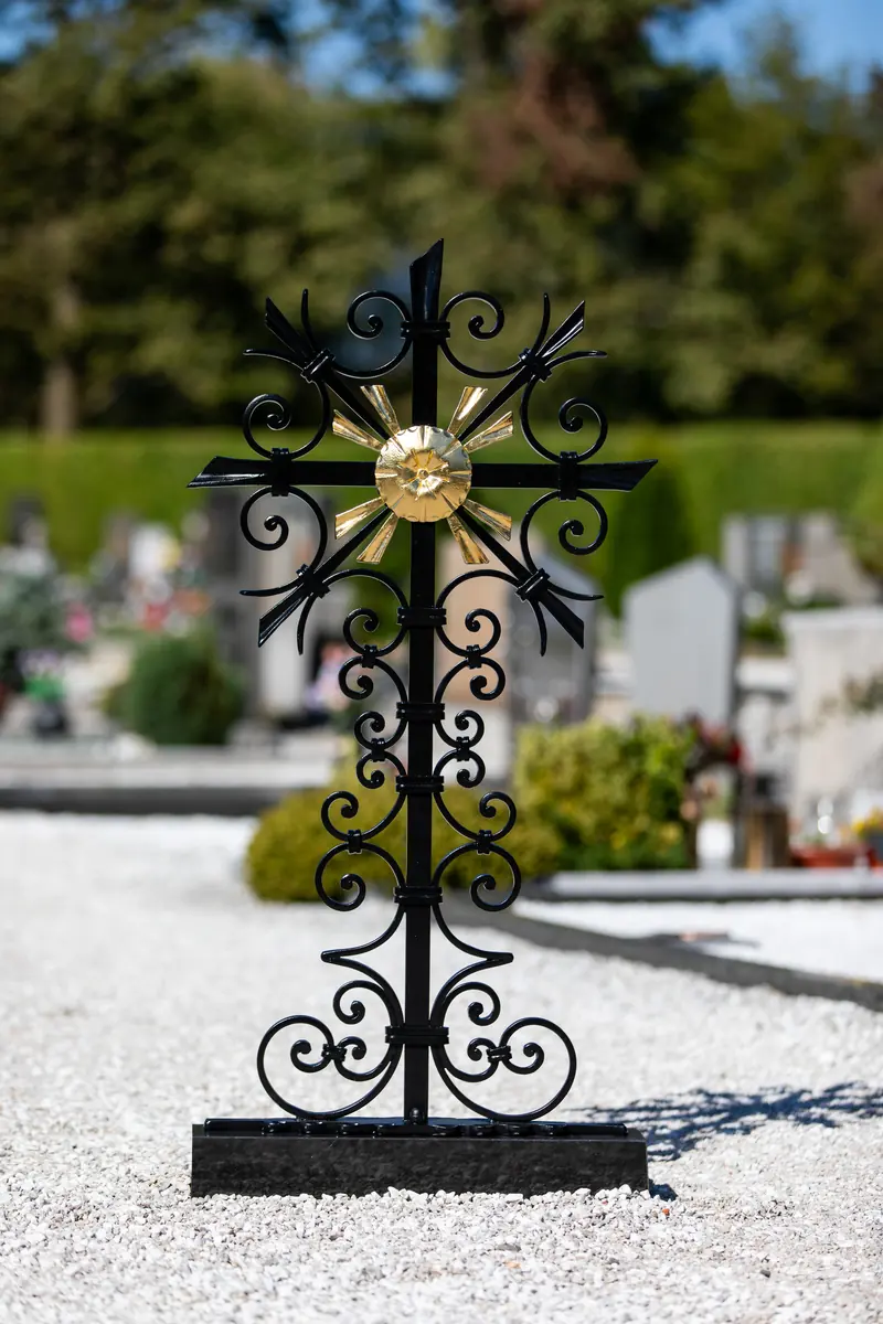 Referenz: schwarzes Volutenkreuz mit blattvergoldeter Sonne