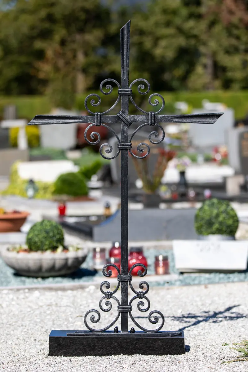 Silbern gewischtes Volutenkreuz – handgeschmiedetes Einzelstück