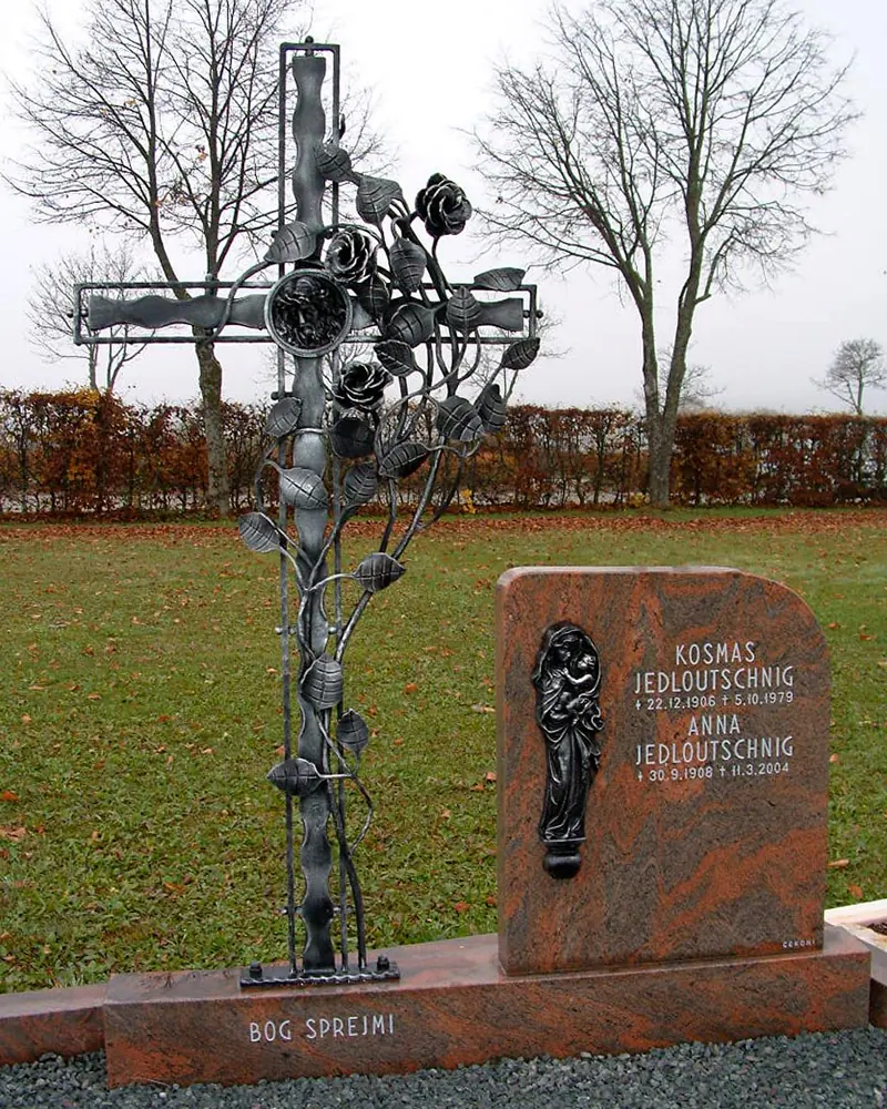 Rosenkreuz mit Grablaterne – handgeschmiedetes Einzelstück