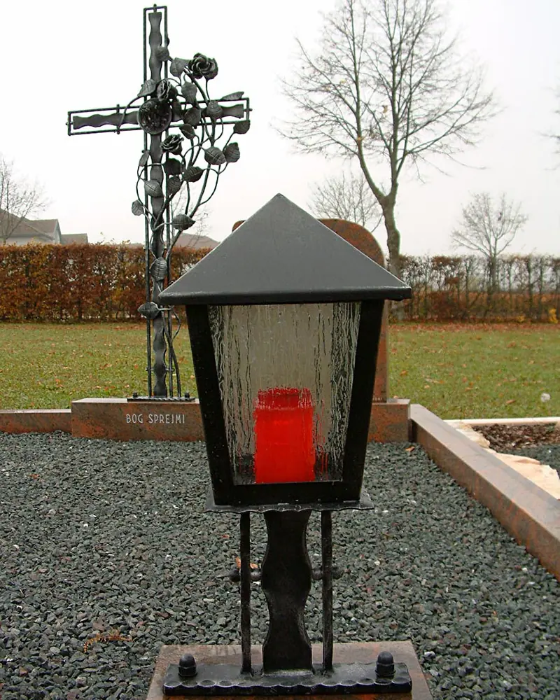 Handgeschmiedetes Grabkreuz – Arbeit aus unserer Werkstatt, Bild 45