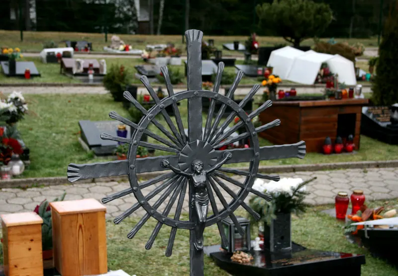 Strahlenkranz mit Christusfigur vor der Bergkulisse