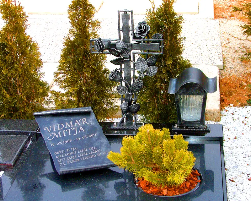 Handgeschmiedetes Grabkreuz – Arbeit aus unserer Werkstatt, Bild 65