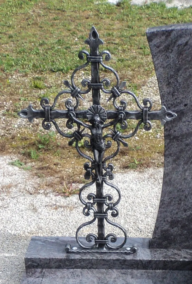 Ornamentkreuz zum Granitstein – handgeschmiedetes Einzelstück
