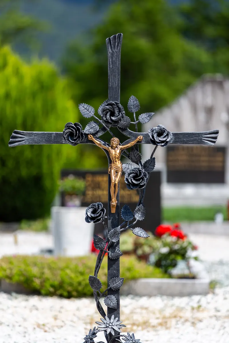 Rosenkreuz mit vergoldetem Korpus – handgeschmiedetes Einzelstück