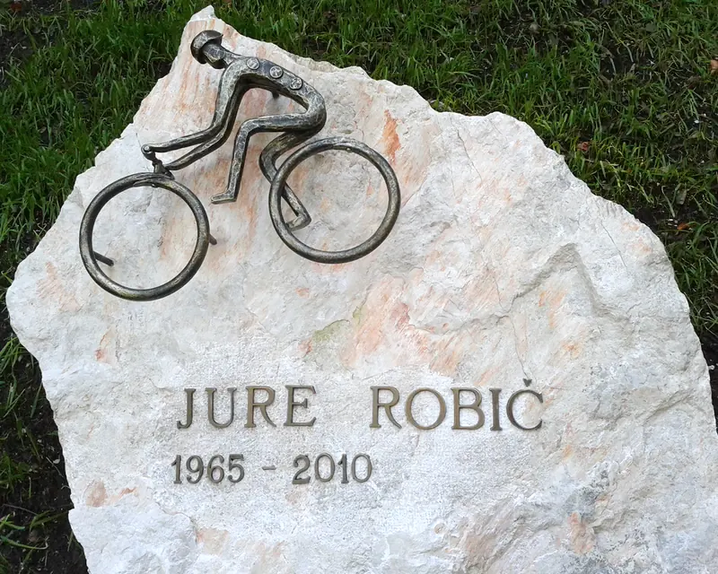 Das geschmiedete Rennrad mit Fahrerfigur, Nahaufnahme