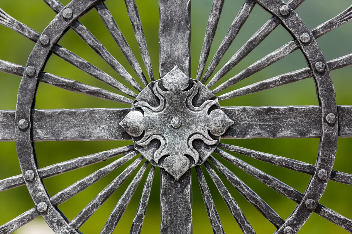 Schmiedeeisen im Detail – Oberfläche und Patina eines Grabkreuzes