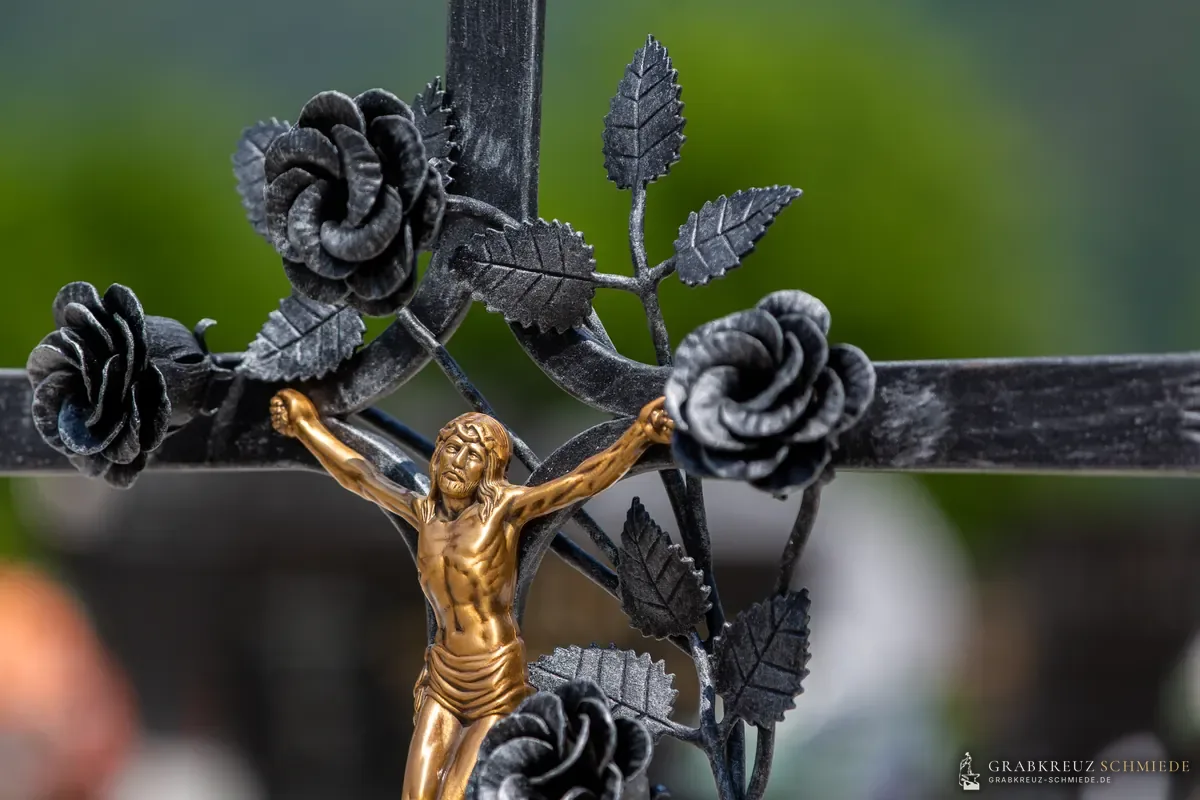 Maßanfertigung, Grabkreuz mit geschmiedeten Rosen