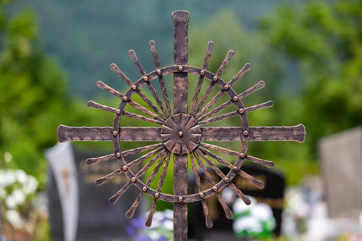 Grabmal-Genehmigung – Grabkreuz auf einem gepflegten Friedhof