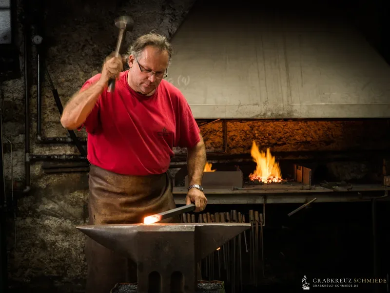 Bruno Kalčič schmiedet am offenen Feuer