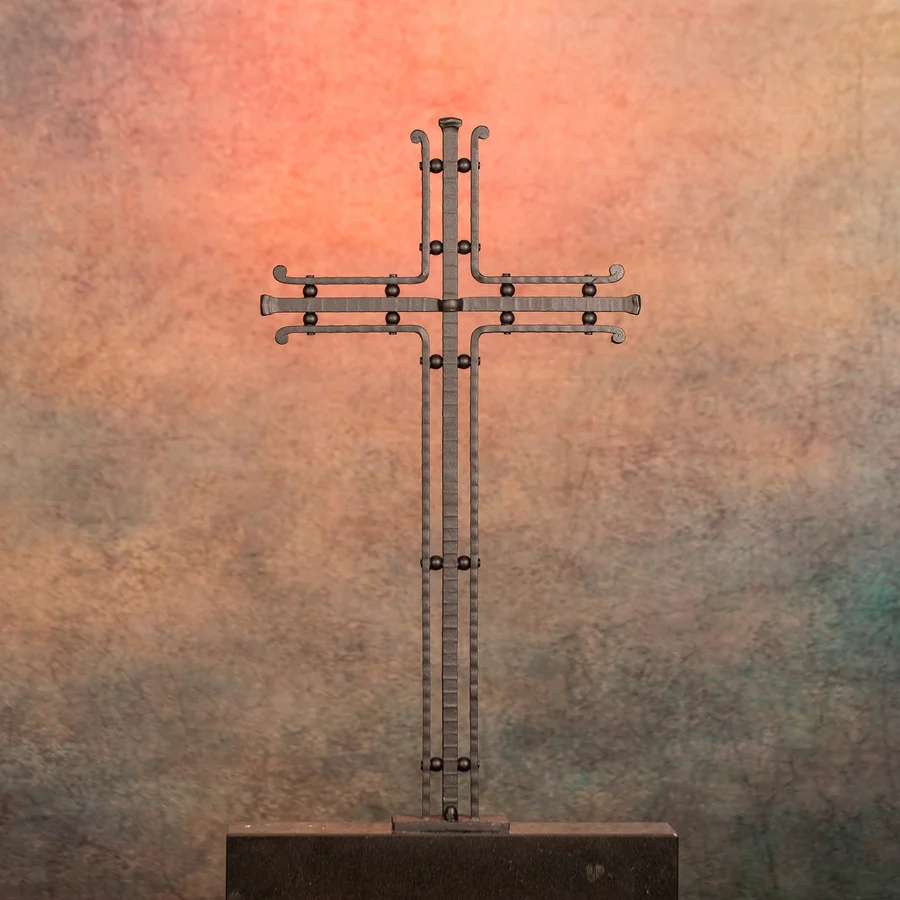 Grabkreuz Allgäu, handgeschmiedetes Kreuz aus massivem Eisen