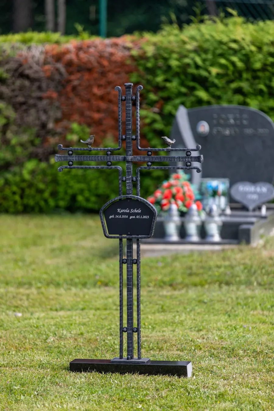 Grabkreuz Allgäu, montiert auf einem Friedhof