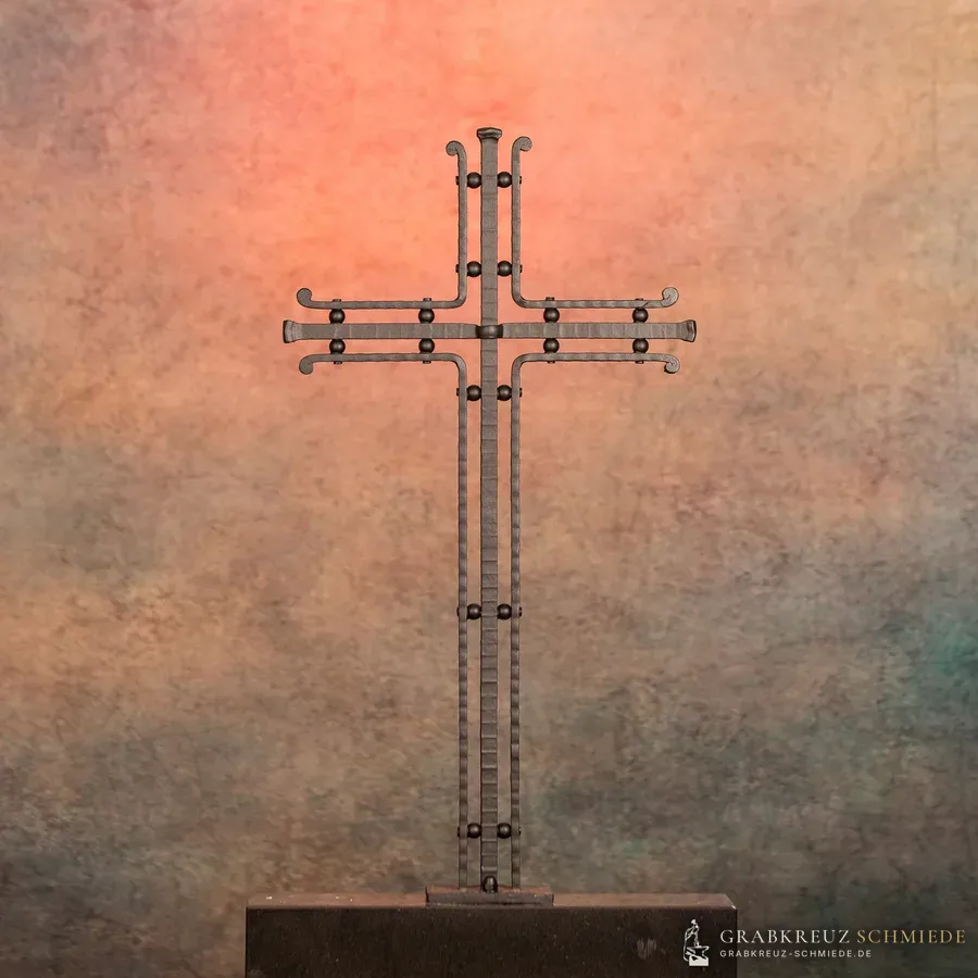 Grabkreuz Allgäu, handgeschmiedetes Kreuz mit Kugeln zwischen parallelen Eisenstäben