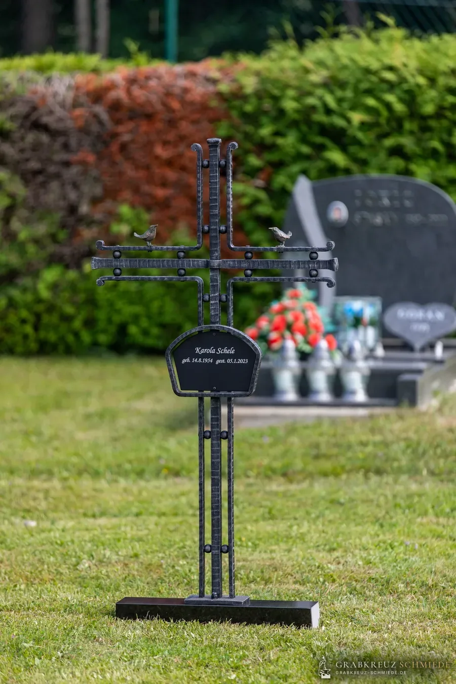 Grabkreuz Allgäu, montiert auf einem Friedhof