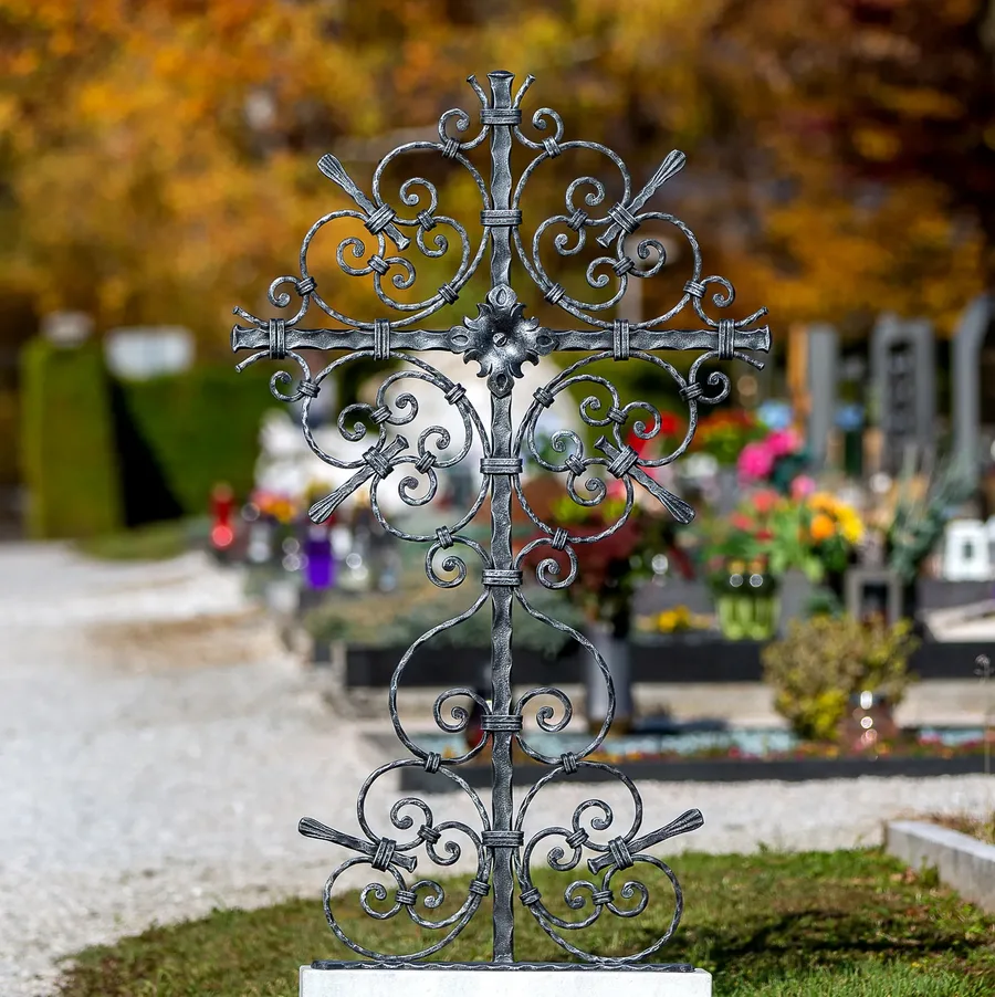 Grabkreuz Schwandorf auf einem Friedhof, herzförmige Spiralen und geschmiedete Blume, silbern patiniert