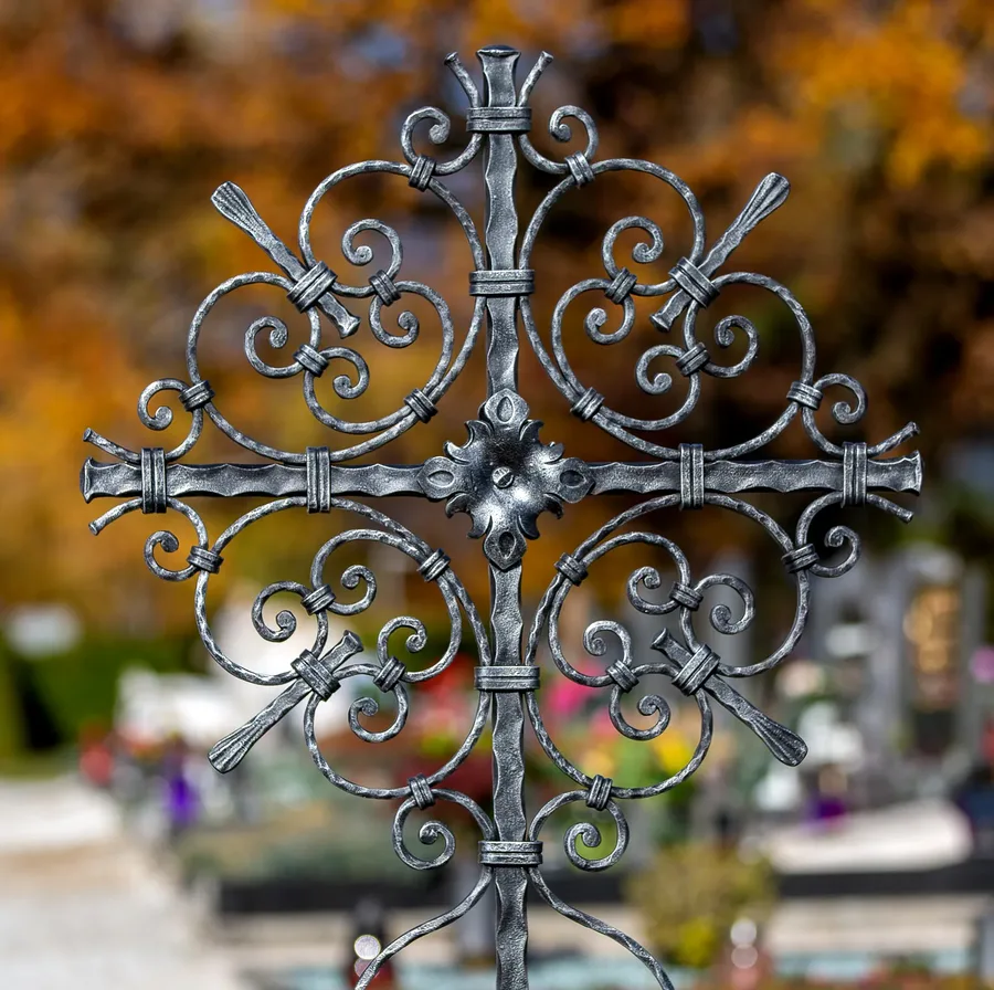 Grabkreuz Schwandorf, Detail der geschmiedeten Voluten