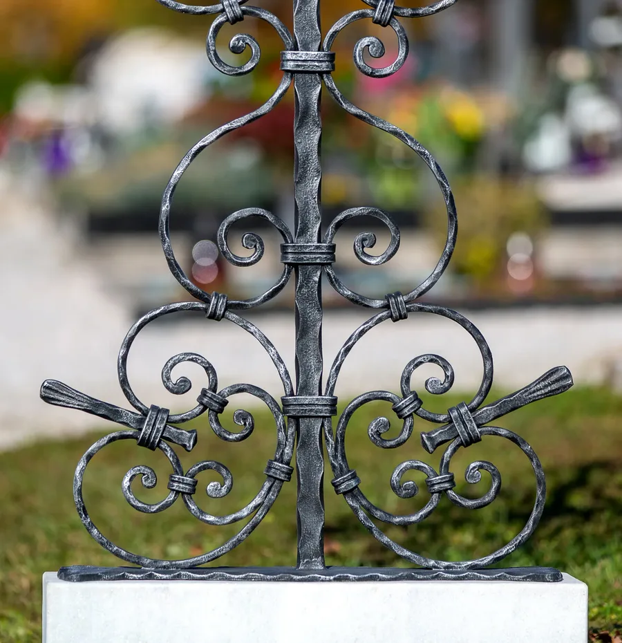 Grabkreuz Schwandorf, Rosette im Kreuzzentrum