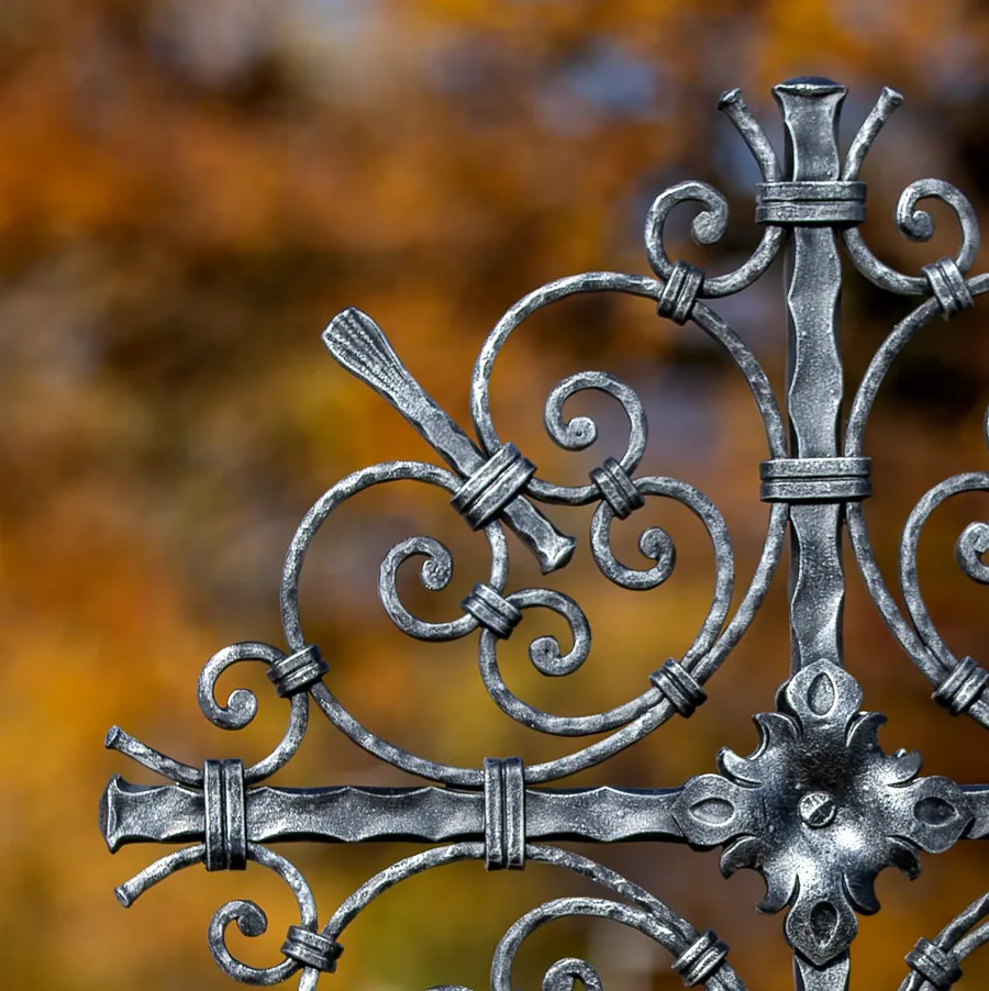 Grabkreuz Schwandorf, Seitenansicht auf dem Friedhof