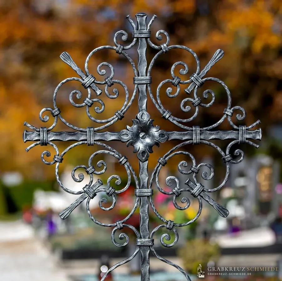 Grabkreuz Schwandorf, Detail der geschmiedeten Schnecken