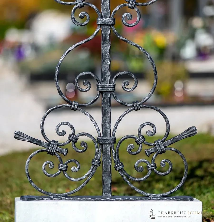 Grabkreuz Schwandorf, Rosette im Kreuzzentrum