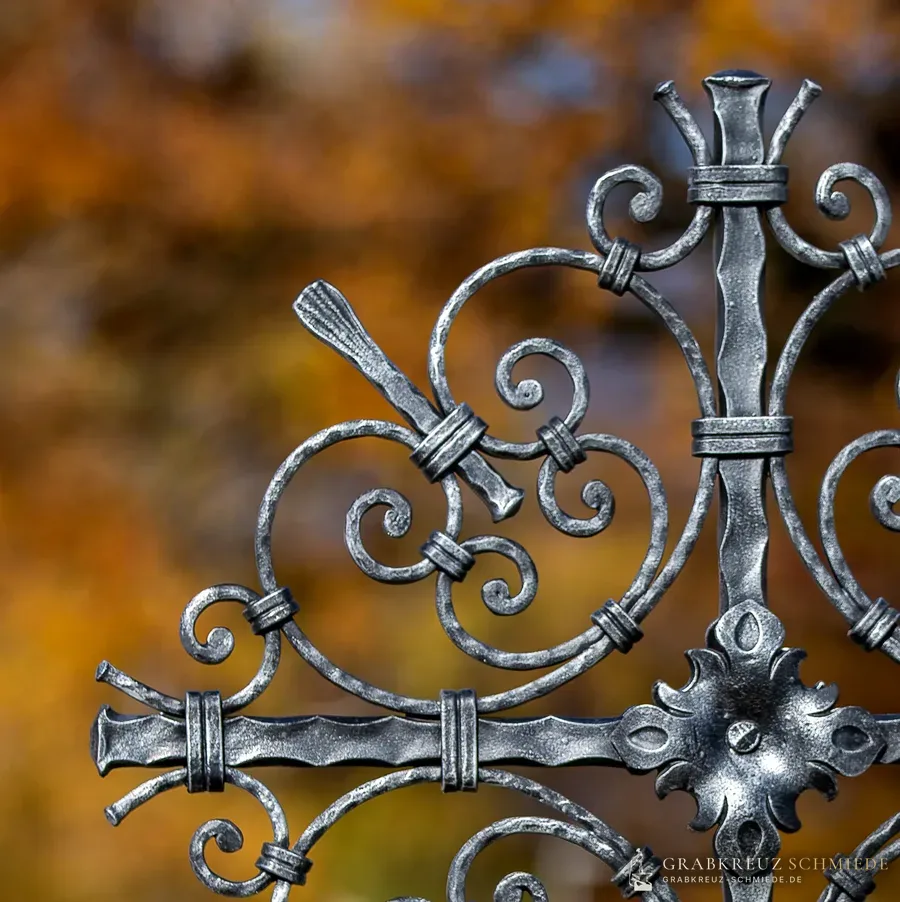 Grabkreuz Schwandorf, Seitenansicht auf dem Friedhof