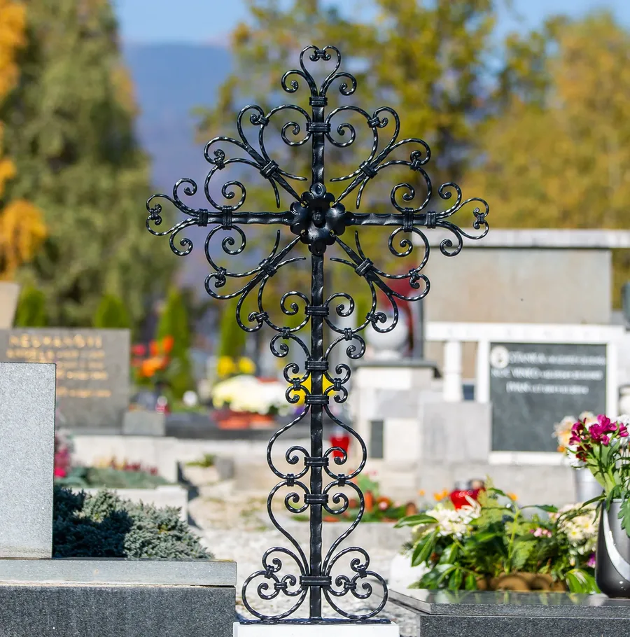 Grabkreuz Freising, Gesamtansicht auf dem Friedhof
