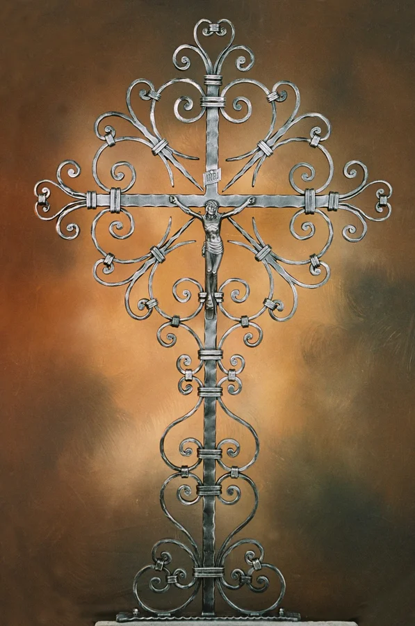 Grabkreuz Freising mit Christusfigur anstelle der Rosette, INRI-Tafel am Kreuzarm