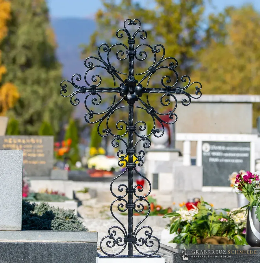 Grabkreuz Freising, Gesamtansicht auf dem Friedhof