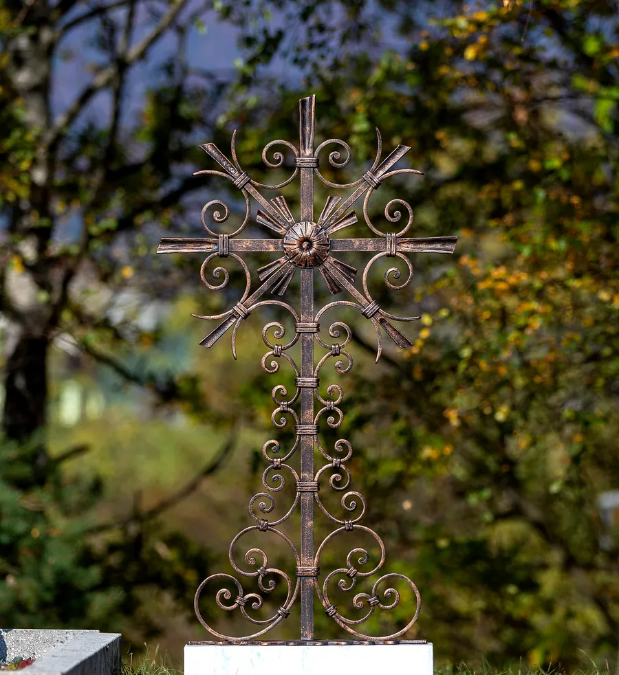 Grabkreuz Berlin – filigranes Schmiedekreuz in kupferfarbener Patina