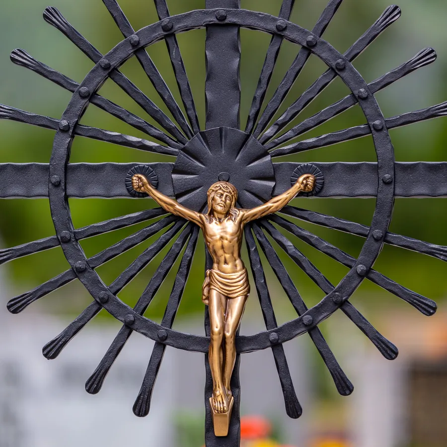 Grabkreuz Heidelberg mit vergoldeter Christusfigur