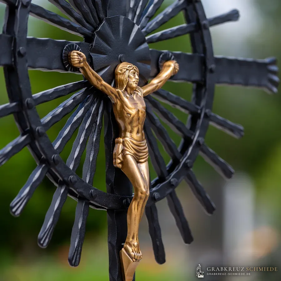 Grabkreuz Heidelberg mit Strahlenkranz und goldfarbenem Korpus