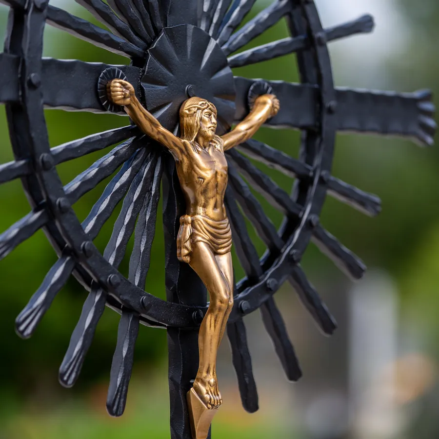 Grabkreuz Heidelberg mit Christusfigur und Namenstafel