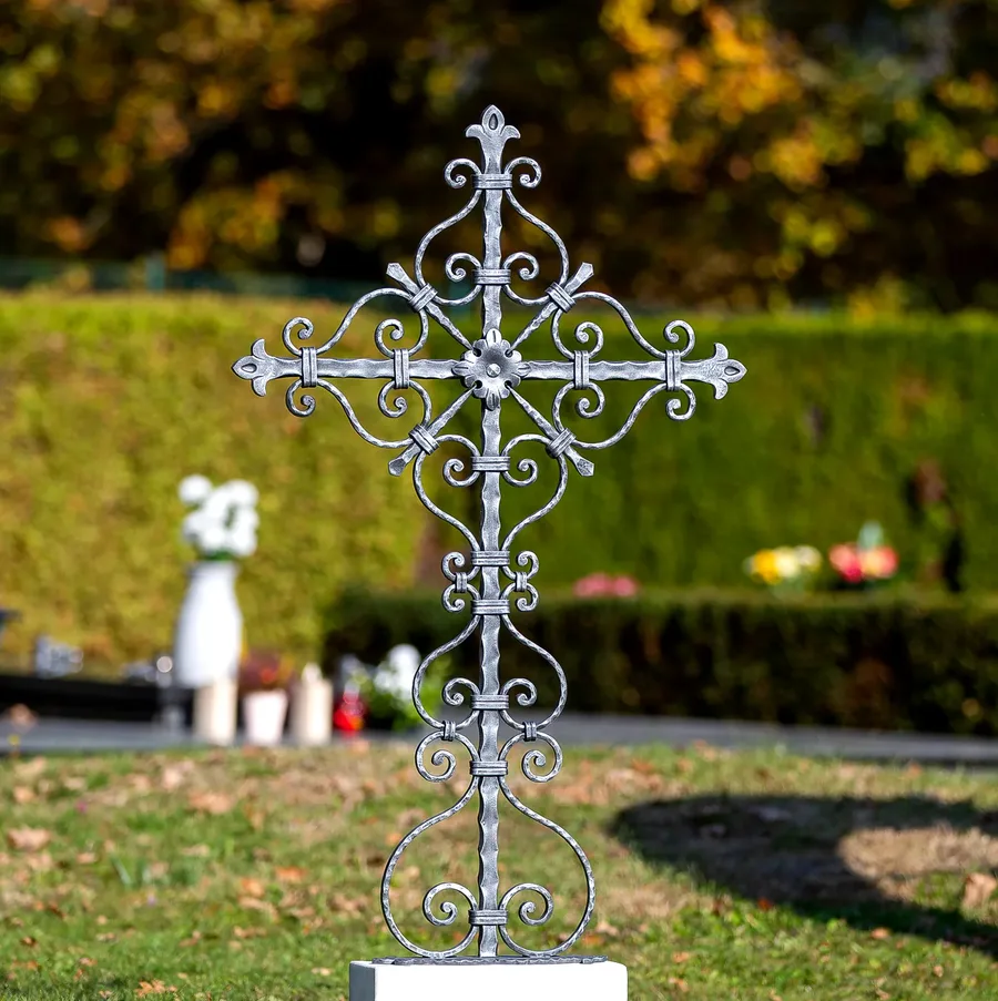 Grabkreuz Emtmannsdorf, silbern patiniertes Schmiedekreuz mit Herzbögen