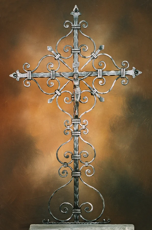 Grabkreuz Emtmannsdorf mit Christusfigur an der Kreuzung, INRI-Tafel am Kreuzarm