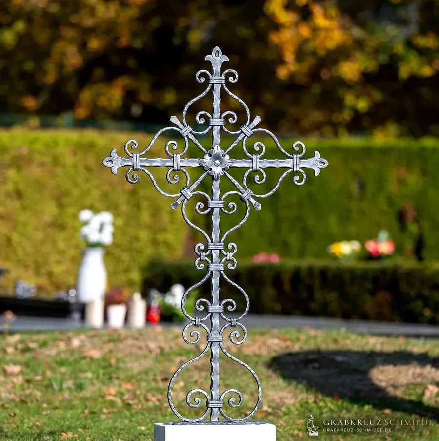 Grabkreuz Emtmannsdorf, Gesamtansicht, silbern patiniert