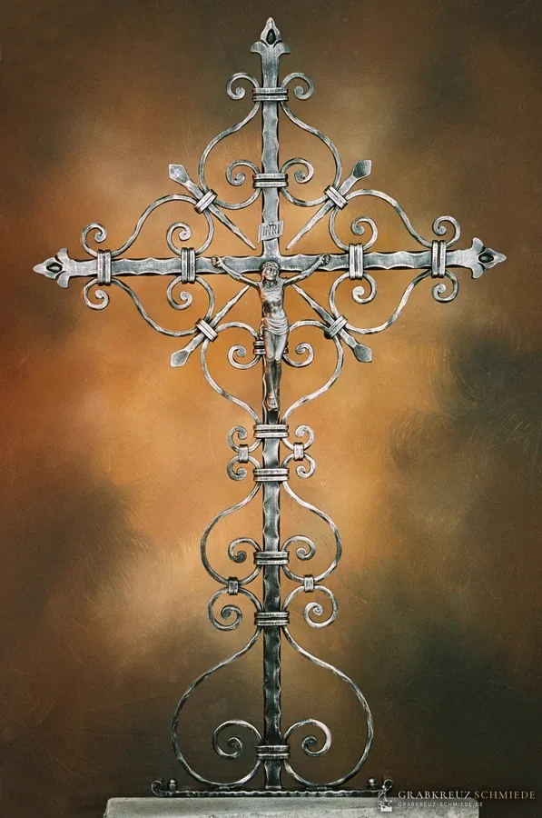 Grabkreuz Emtmannsdorf mit Christusfigur an der Kreuzung, INRI-Tafel am Kreuzarm