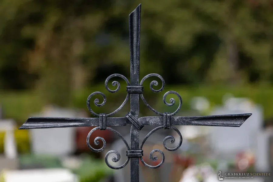 Grabkreuz Germering, Detailansicht 1