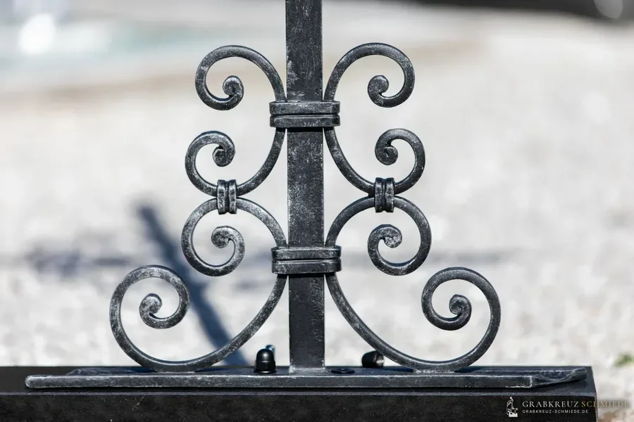 Grabkreuz Germering, Detailansicht 3