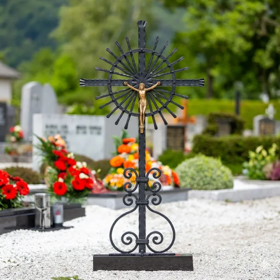 Grabkreuz Heidelberg mit vergoldeter Christusfigur