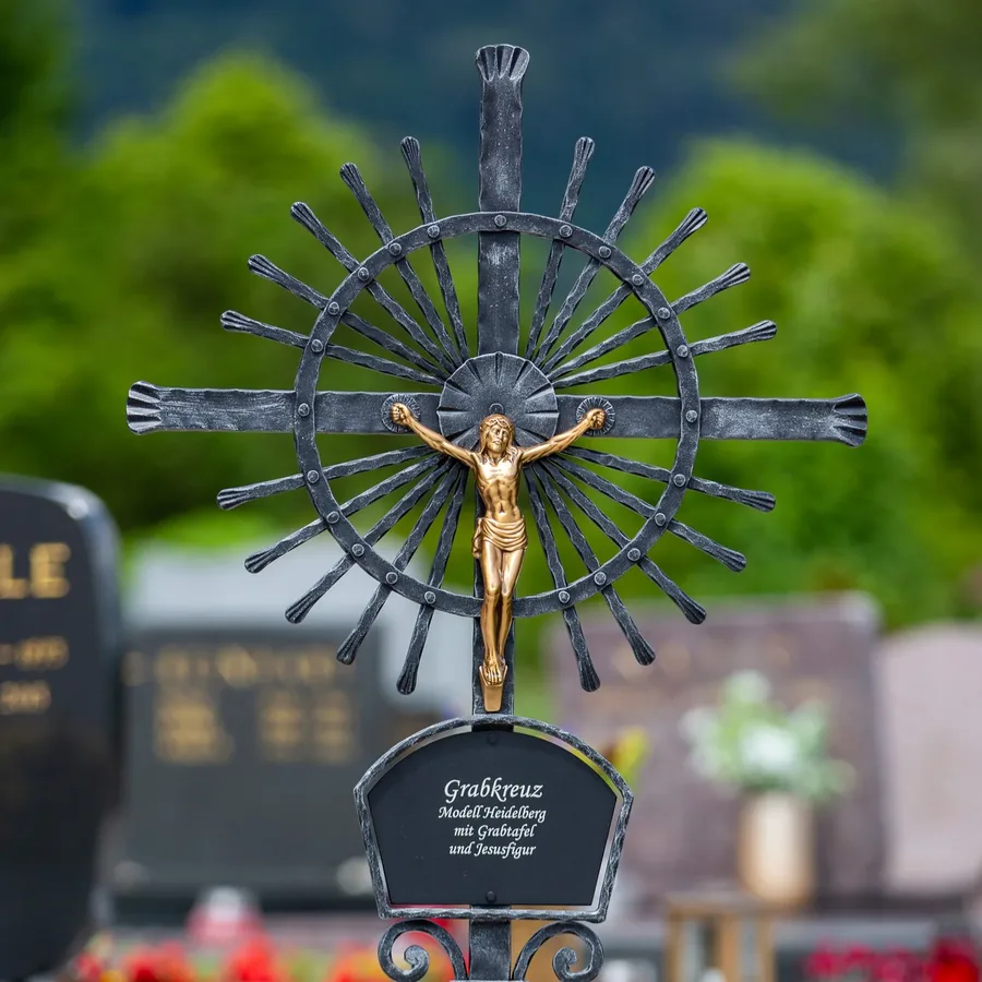 Grabkreuz Heidelberg mit Christusfigur und Namenstafel