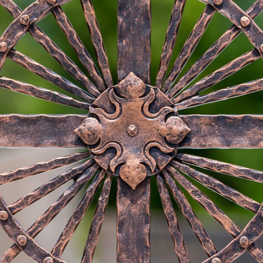 Grabkreuz Heidelberg, Rosette und Strahlenkranz im Detail