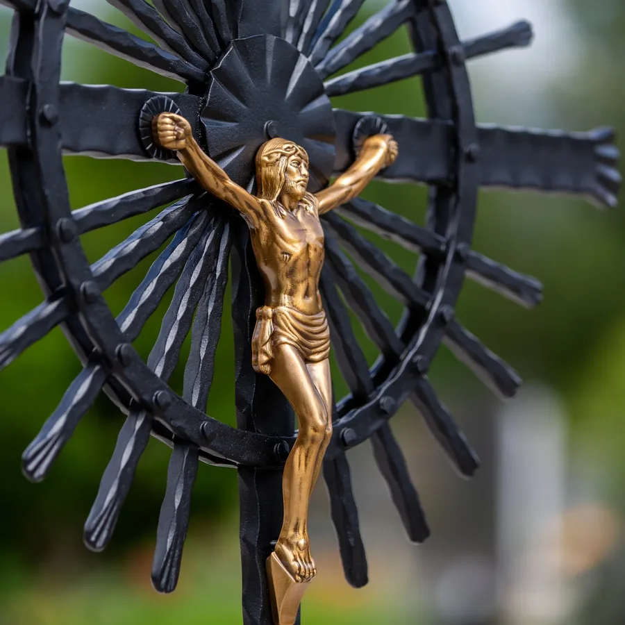 Grabkreuz Heidelberg, vergoldete Christusfigur im Detail