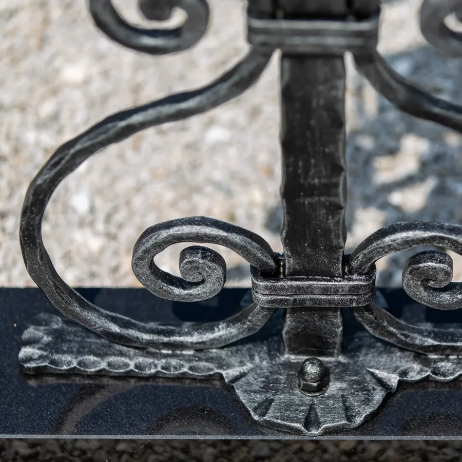 Grabkreuz Heidelberg, geschmiedete Namenstafel im Detail
