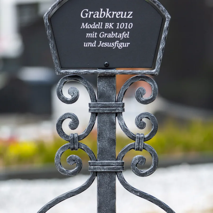 Grabkreuz Heidelberg, Fußplatte auf Steinsockel im Detail