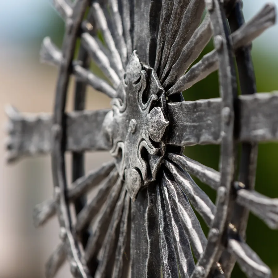 Grabkreuz Heidelberg in Schwarz Matt Silber patiniert, Detail