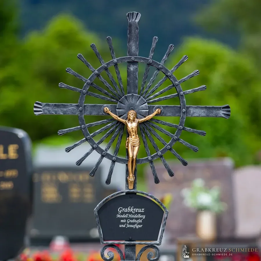 Grabkreuz Heidelberg mit Christusfigur und Namenstafel