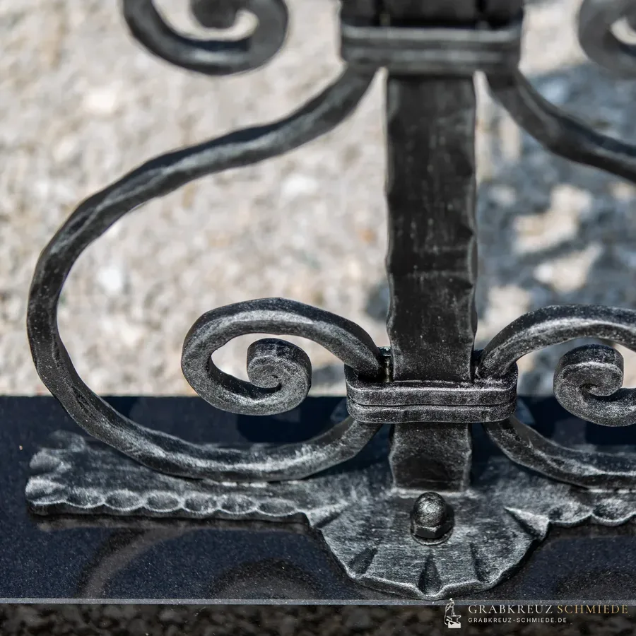 Grabkreuz Heidelberg, geschmiedete Namenstafel im Detail